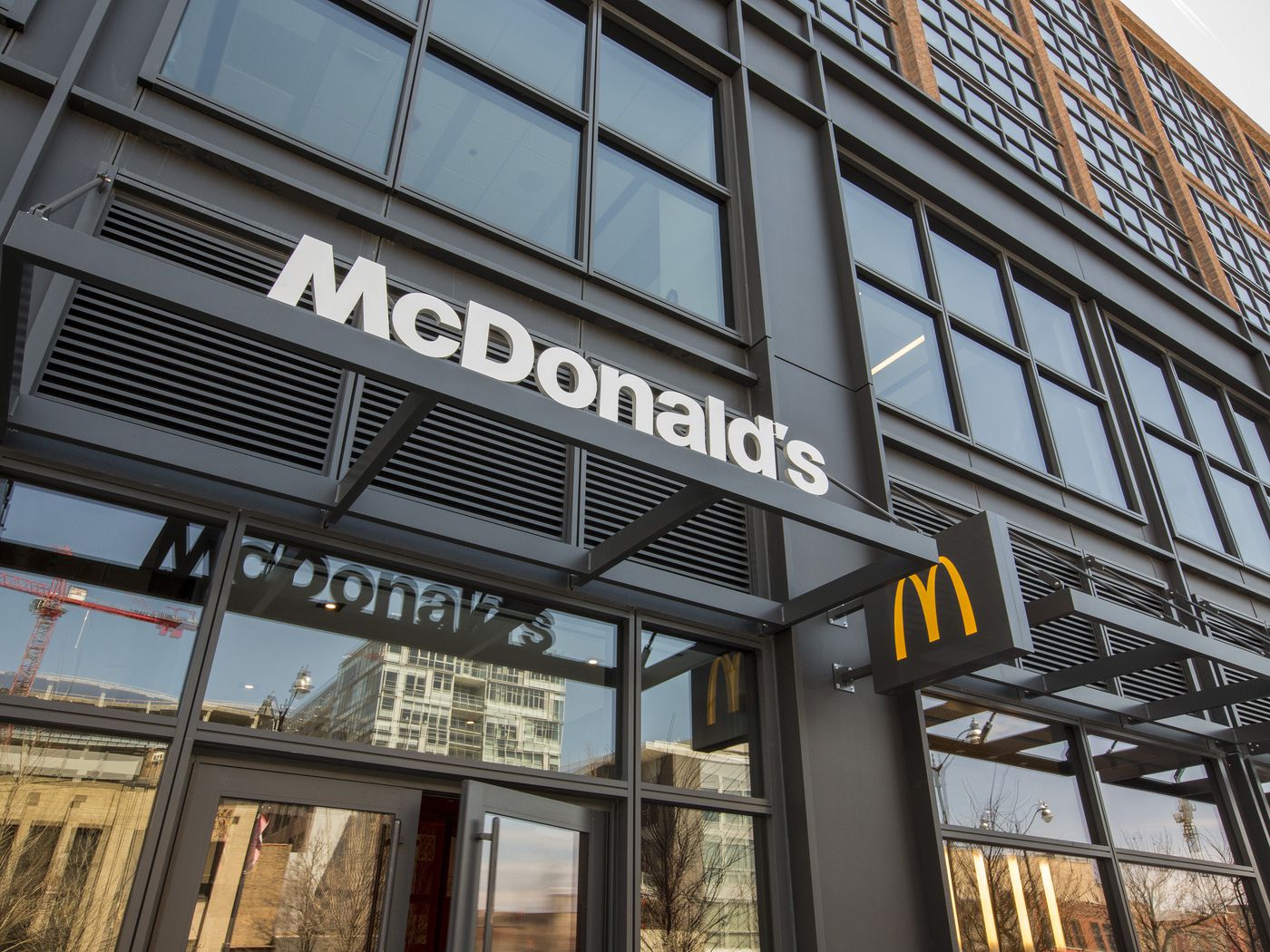 McDonalds thưởng cho nhân viên phiếu quà tặng giảm giá, cũng như hưởng nhiều cơ hội học tập và phát triển.